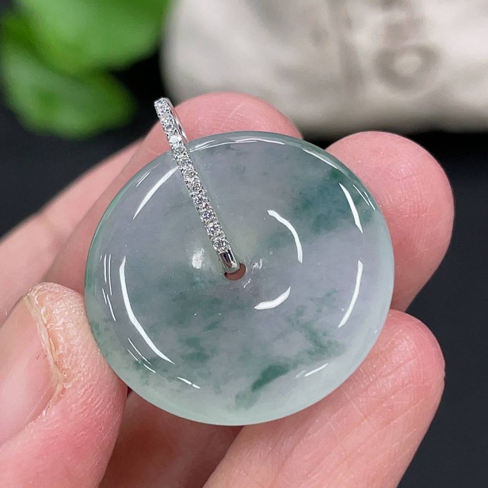 HUILIU HQ jadeite pendant featuring a peace buckle design with 18k gold and diamond accents, weighing approximately 5.94g.