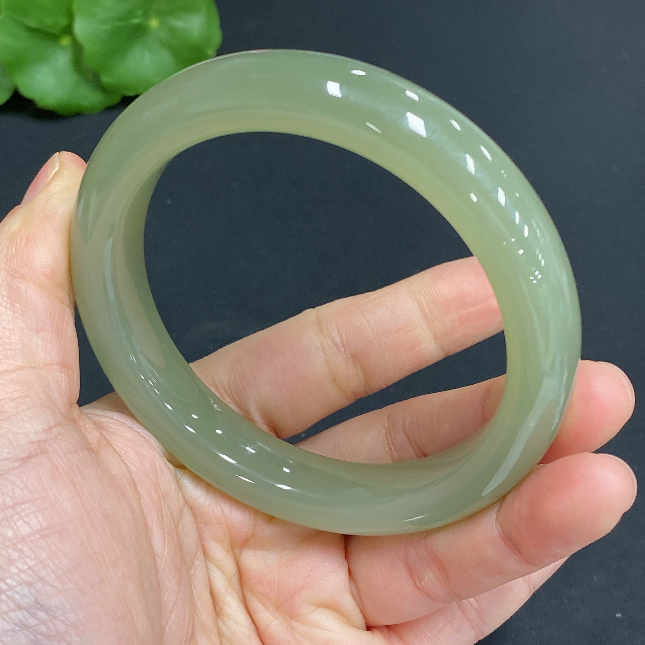 Hetian Jade Round Bracelet (58.4 loop size, approx. 59.8g total weight)
