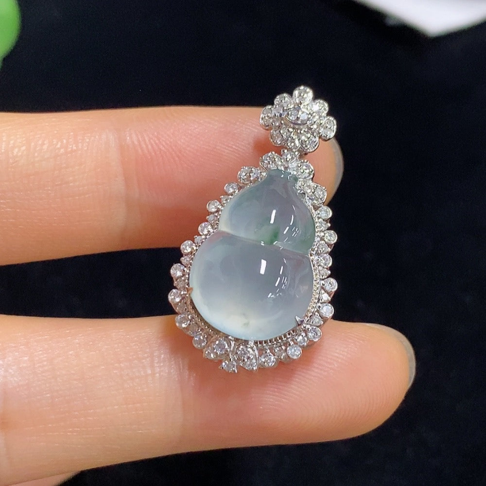 Jadeite Gourd Inlaid Pendant 18k with Diamond Accents, Total Weight Approximately 4.49g