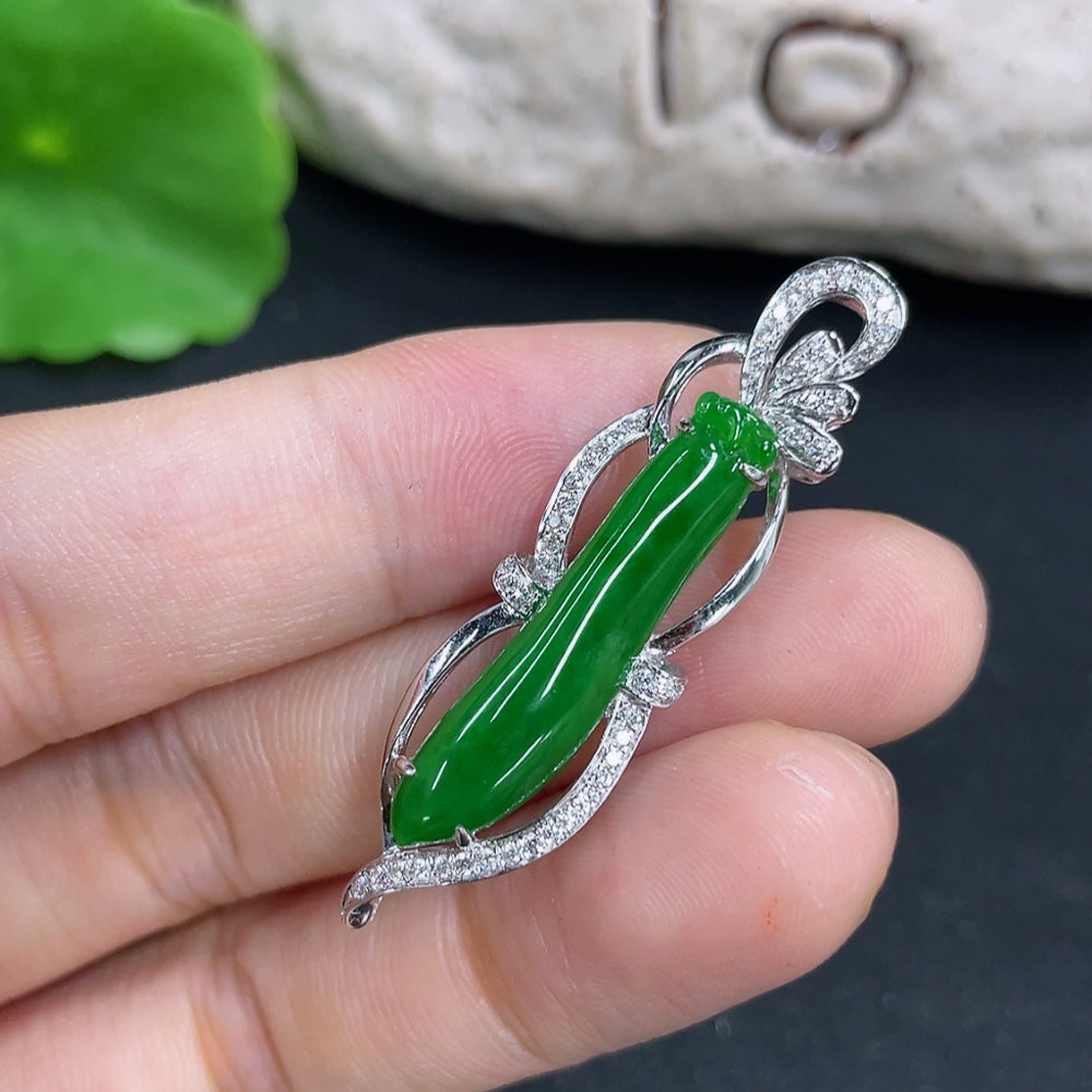 Elegant jadeite pendant set with 18K gold and diamonds, showcasing a luxurious necklace design from HKHQ.
