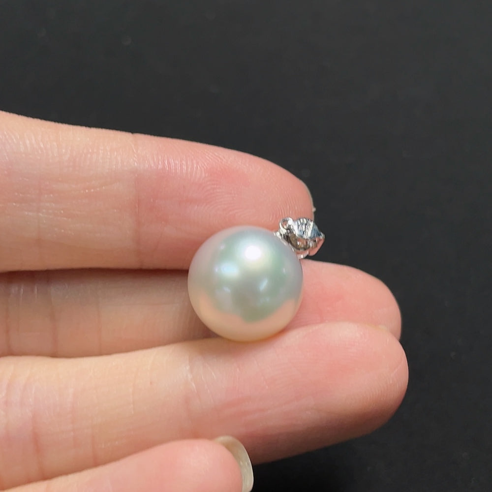 Saltwater pearl pendant necklace with diamond accents in 18K gold, featuring a elegant HKHQ jewelry design.