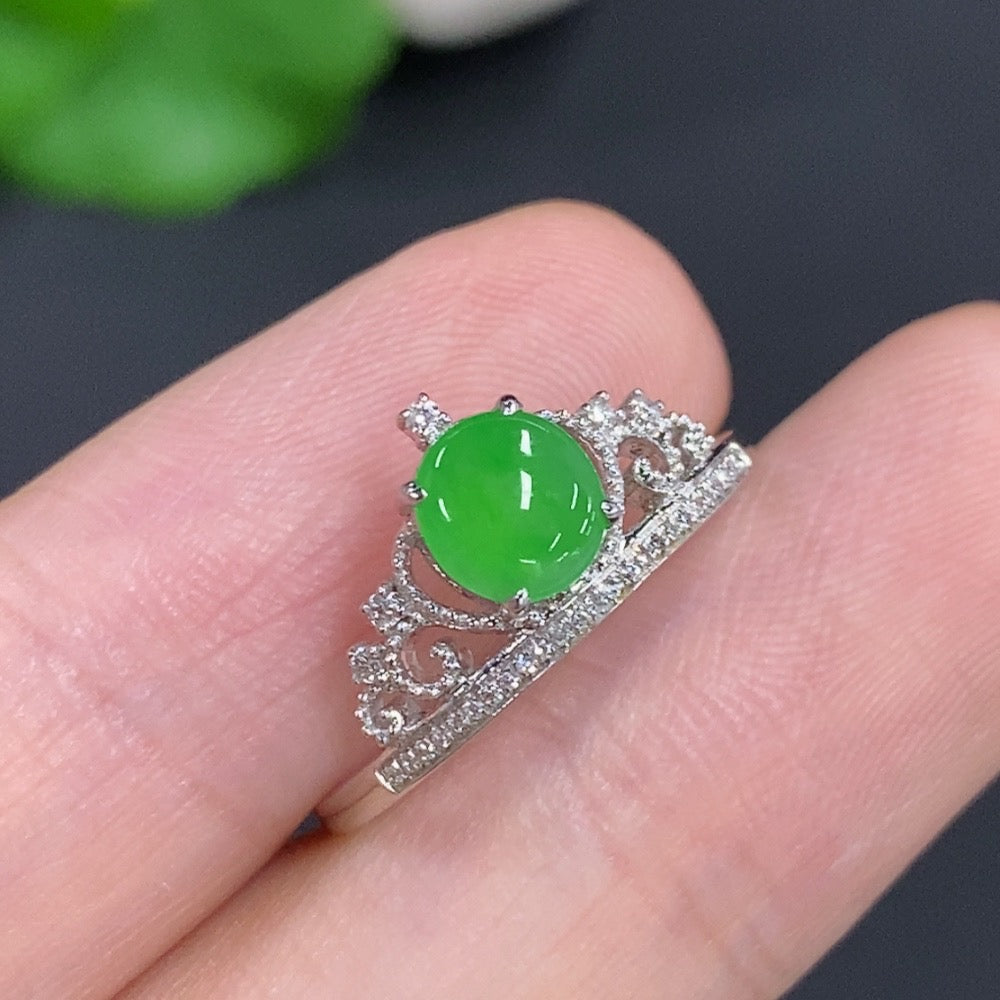 Gold ring with a green jadeite cabochon and diamond accents, size 15, 18k gold, HKHQ jewelry, weight approx. 1.7g