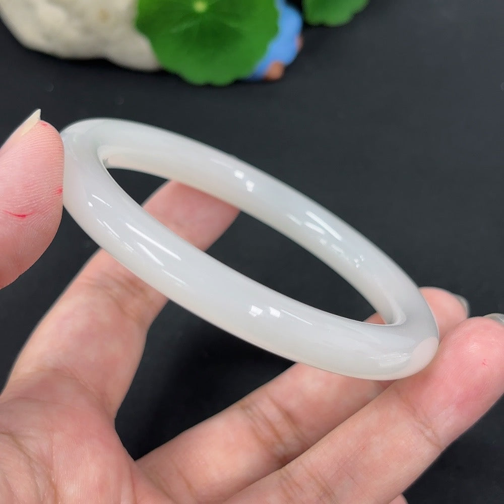 HKHQ Hetian Jade round bangle with a smooth finish, size 59.9, weighing approximately 42.6g, showcasing traditional jade craftsmanship.