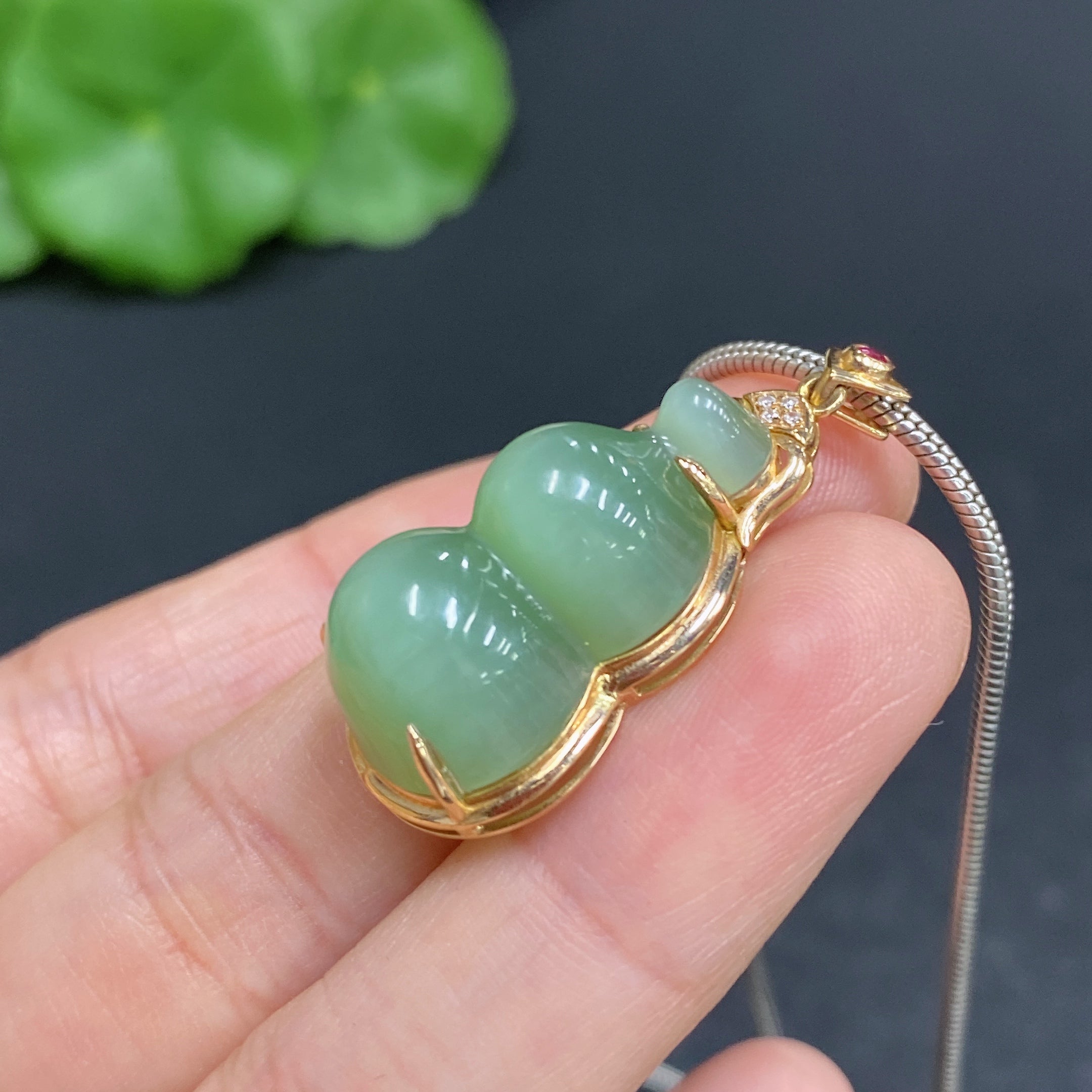 Hetian Jade Inlaid Gourd with 18K Gold and Non-Gold Chain (Total Weight Approx. 11.3g, Chain Non-Removable)