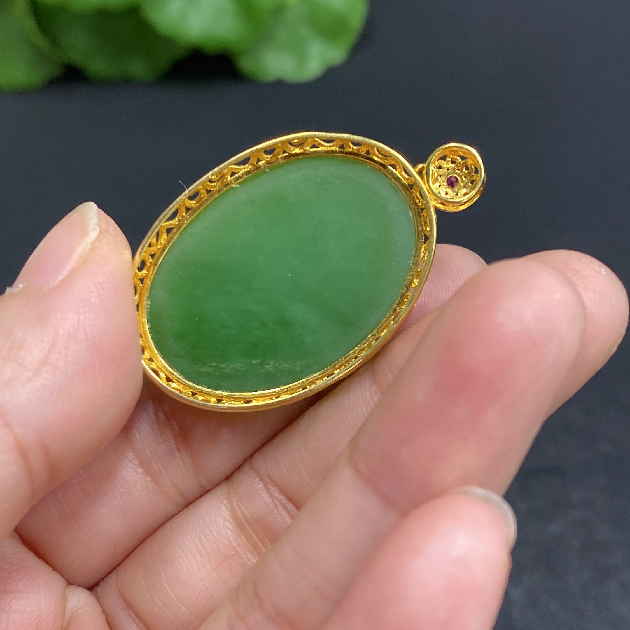 Hetian Jade cabochon pendant set in 18k gold, total weight approx. 9.7g