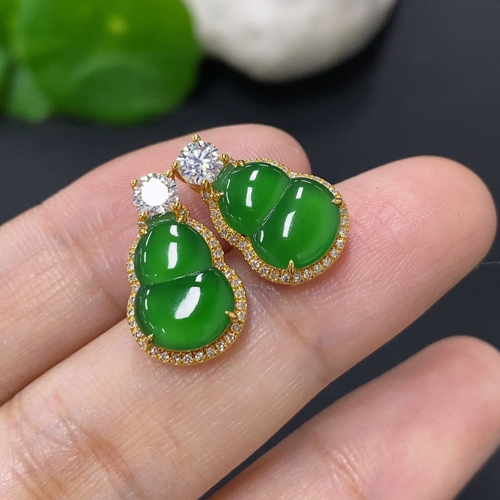 Jadeite gourd inlaid earrings 18K gold total weight approx. 3.4g (only the smallest accent stones are diamonds)