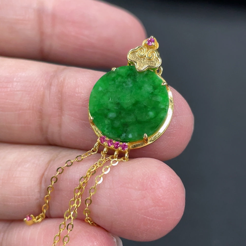 Colgante liso de jadeíta con engaste de oro de 18k, peso total aprox. 1.85g