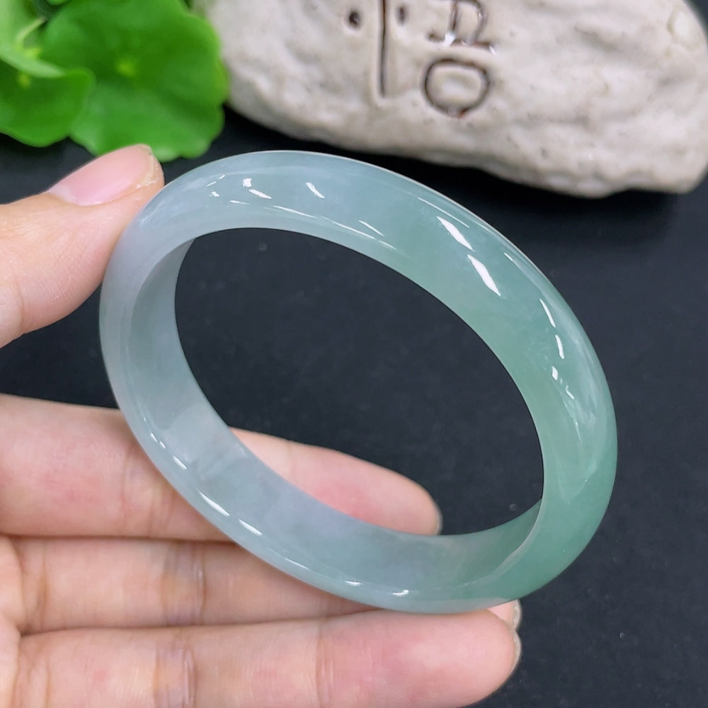 Jadeite Noble Consort bracelet with gold accents, weighing approx. 41.1g, size 55.5/49, crafted by HKHQ.