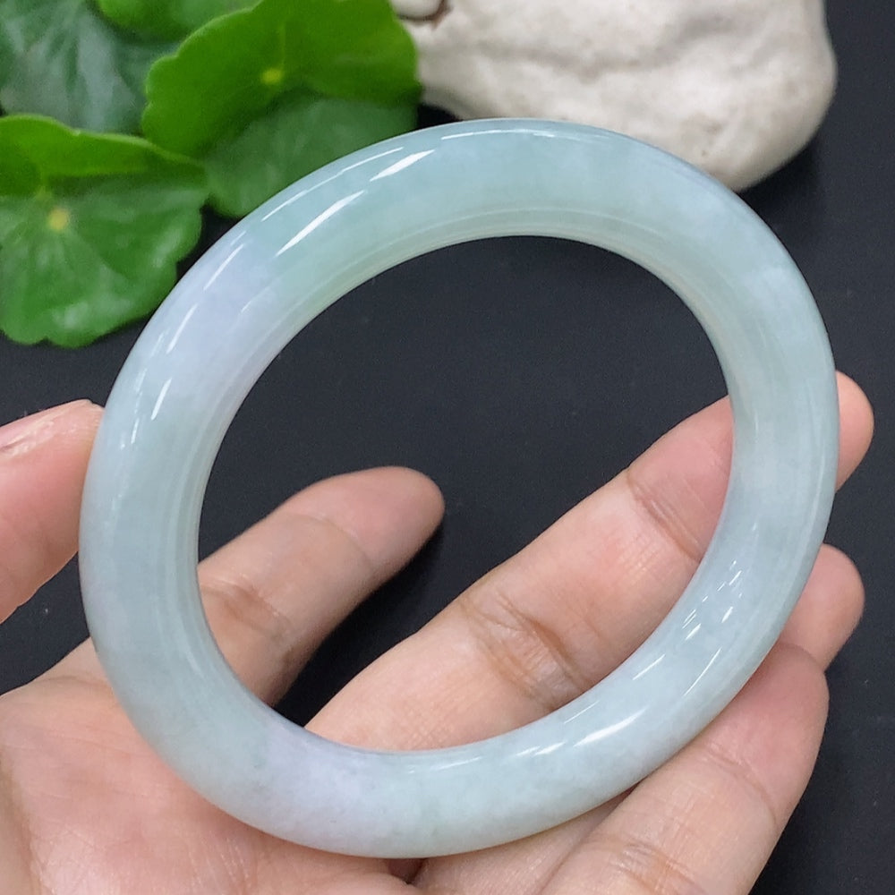 Brazalete redondo de jadeíta tamaño 53 peso total aprox. 50.9g