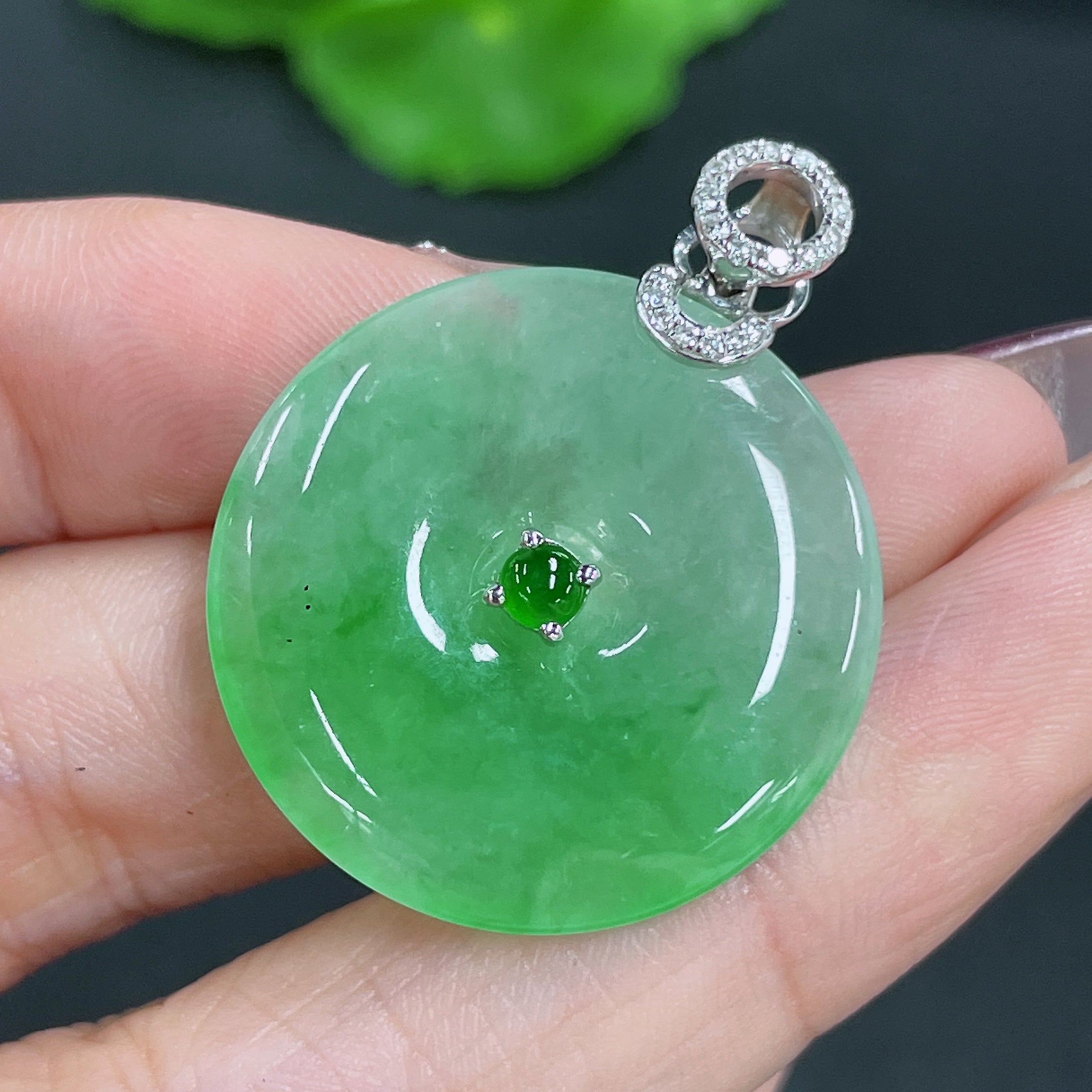 Jadeite Pendant Peace Knot 18K Gold Inlaid with Diamonds Total Weight Approx. 8.13g