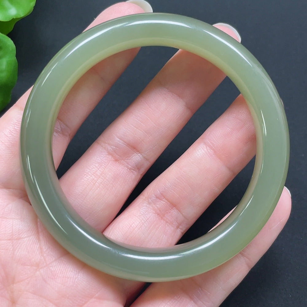 HKHQ Hetian Jade round bracelet, 53.2mm diameter, weighing 43.87g, featuring smooth polished jade beads.