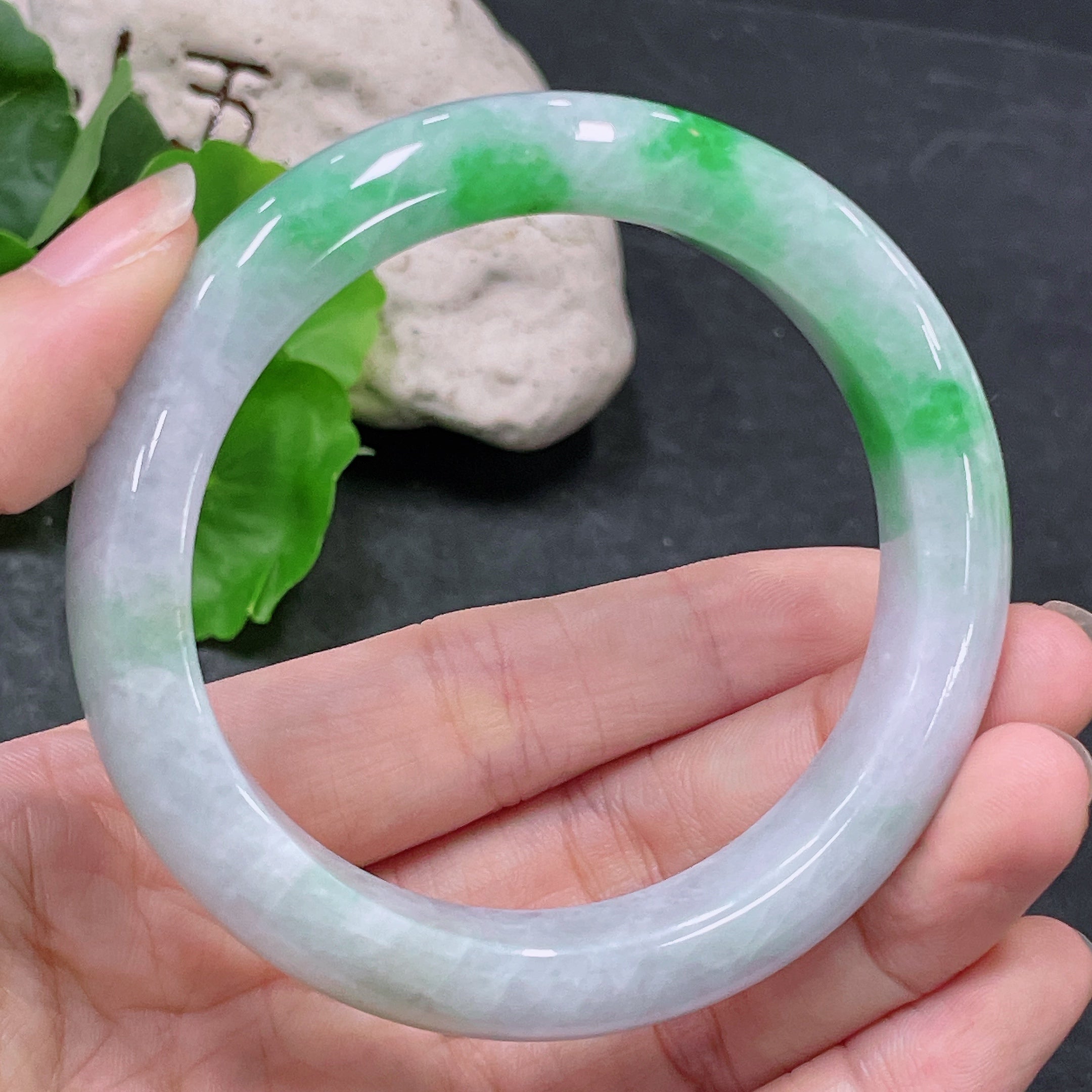 Huiliu certified jadeite round bangle with smooth, polished surface, showcasing vibrant green color and elegant craftsmanship.