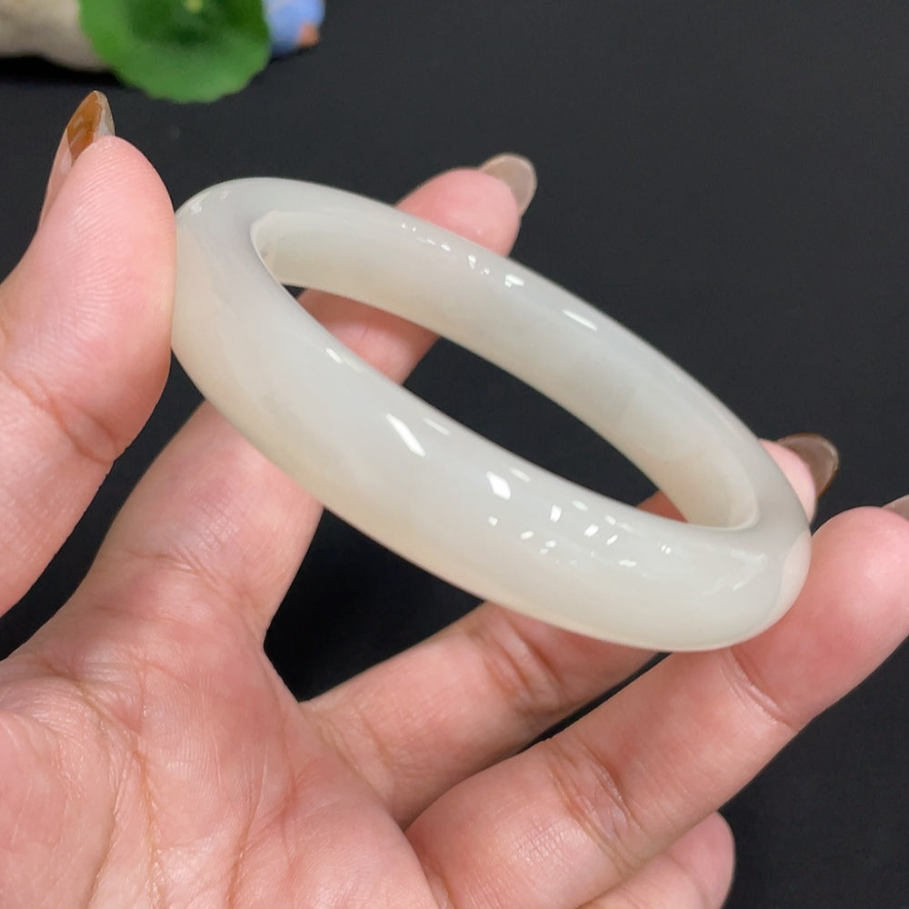 Round Hetian jade bracelet with 58mm size and 54.3g weight, featuring smooth, polished jade beads from HUILIU HQ.