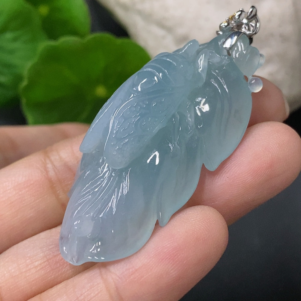 Jadeite Pendant - A Startling Debut with 18k Gold Clasp, Total Weight 18.879g