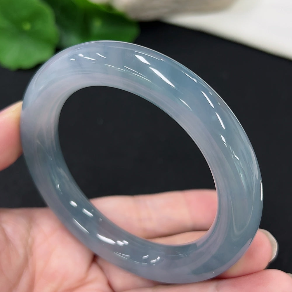 HKHQ jadeite round bangle with size 55.2mm, weighing 71.6g, showcasing smooth, polished green jadeite bracelet on a plain background.