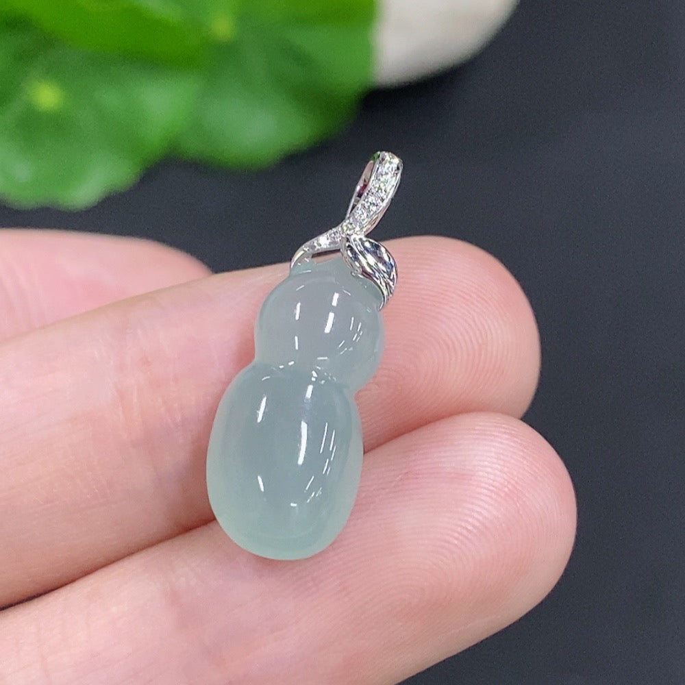 Jadeite Gourd Pendant with 18K Gold Clasp, Total Weight Approx. 2.4g, Non-Diamond