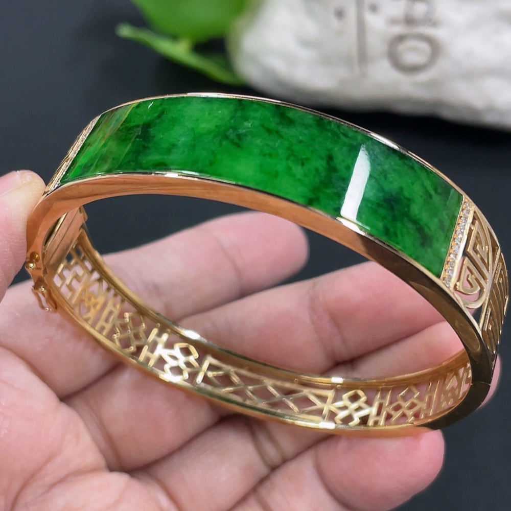 Jadeite inlaid bracelet 18k gold inlaid with diamond and other mineral components, total weight about 22.3g