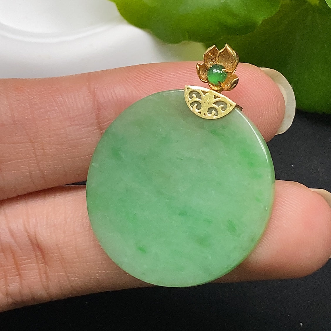 Jadeite plain pendant with 18k gold setting, weighing approximately 5.51g, featuring a smooth, polished jadeite gemstone.