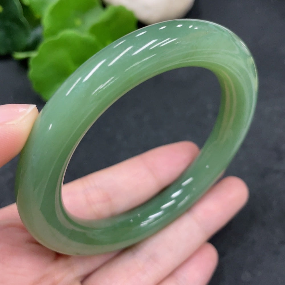 Green Hetian Jade round bangle by HUILIU HQ, featuring a smooth design and a total weight of 65.8g.