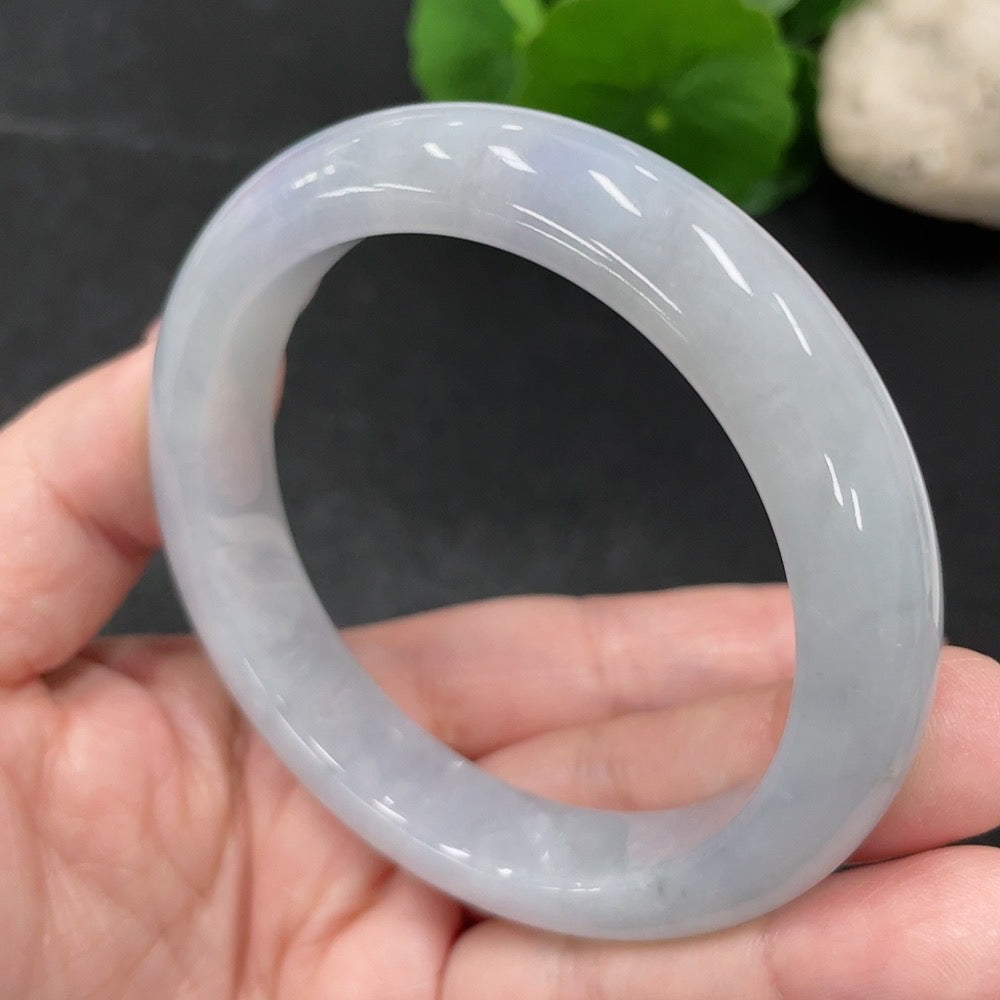 HUILIU HQ jadeite round bangle in size 55.7 with a weight of 57.52g, showcasing smooth, polished green jade jewelry.
