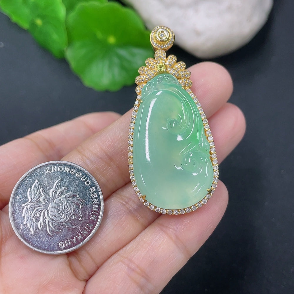Jadeite Ruyi Inlaid Pendant 18K Gold Total Weight Approx. 10.9g (Colorless Accent Stones Are Diamonds)