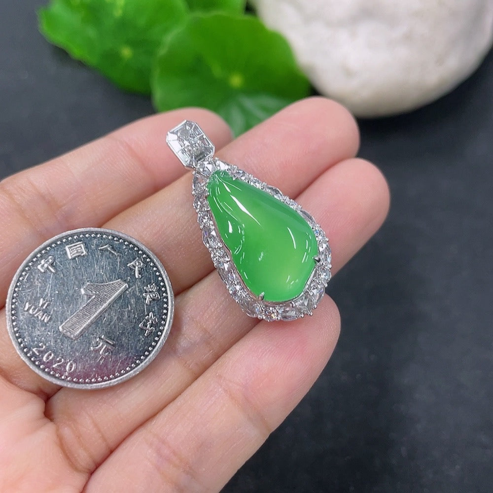 Jadeite inlaid blessing melon pendant 18k with diamond, total weight approximately 7g