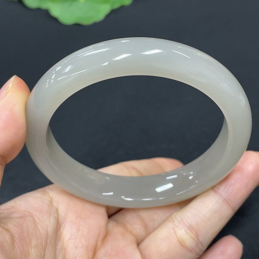 Round Hetian Jade bangle bracelet in size 55.6 with a smooth surface, crafted by HKHQ, weighing 46.6 grams.
