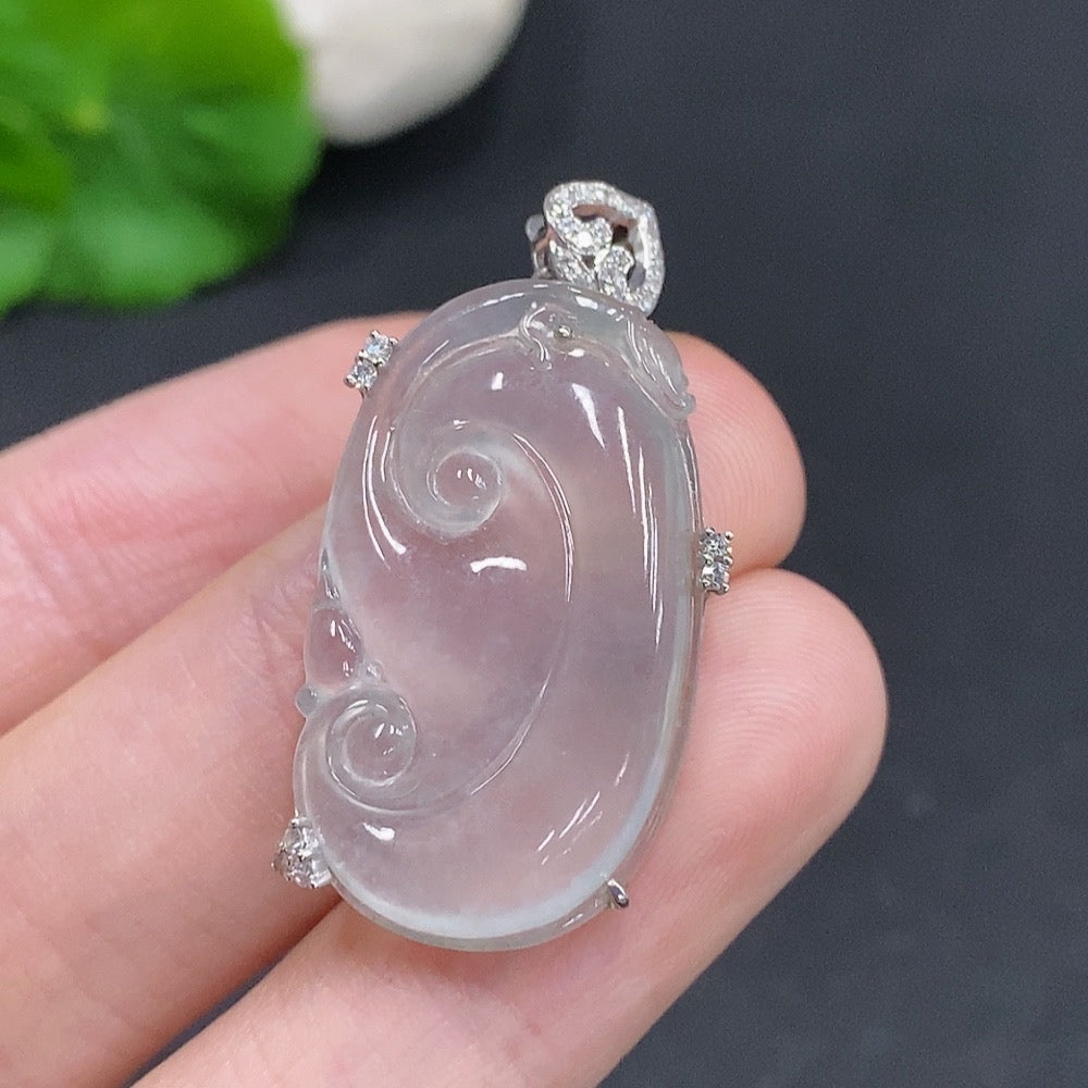 Colgante Ruyi de jadeíta Oro de 18k Peso total aproximadamente 5.8g con acentos de diamante