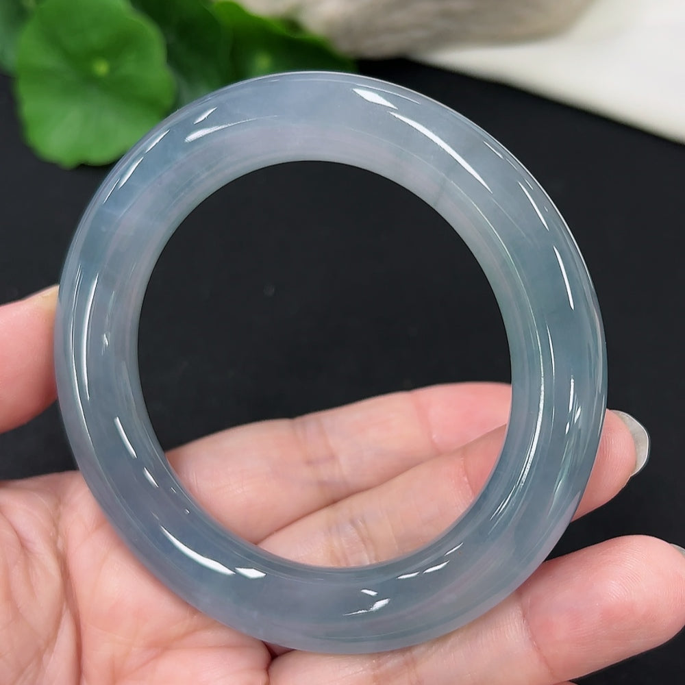 HKHQ jadeite round bangle size 55.2 with a smooth, polished surface and a weight of 71.6g, showcasing vibrant green jade jewelry.