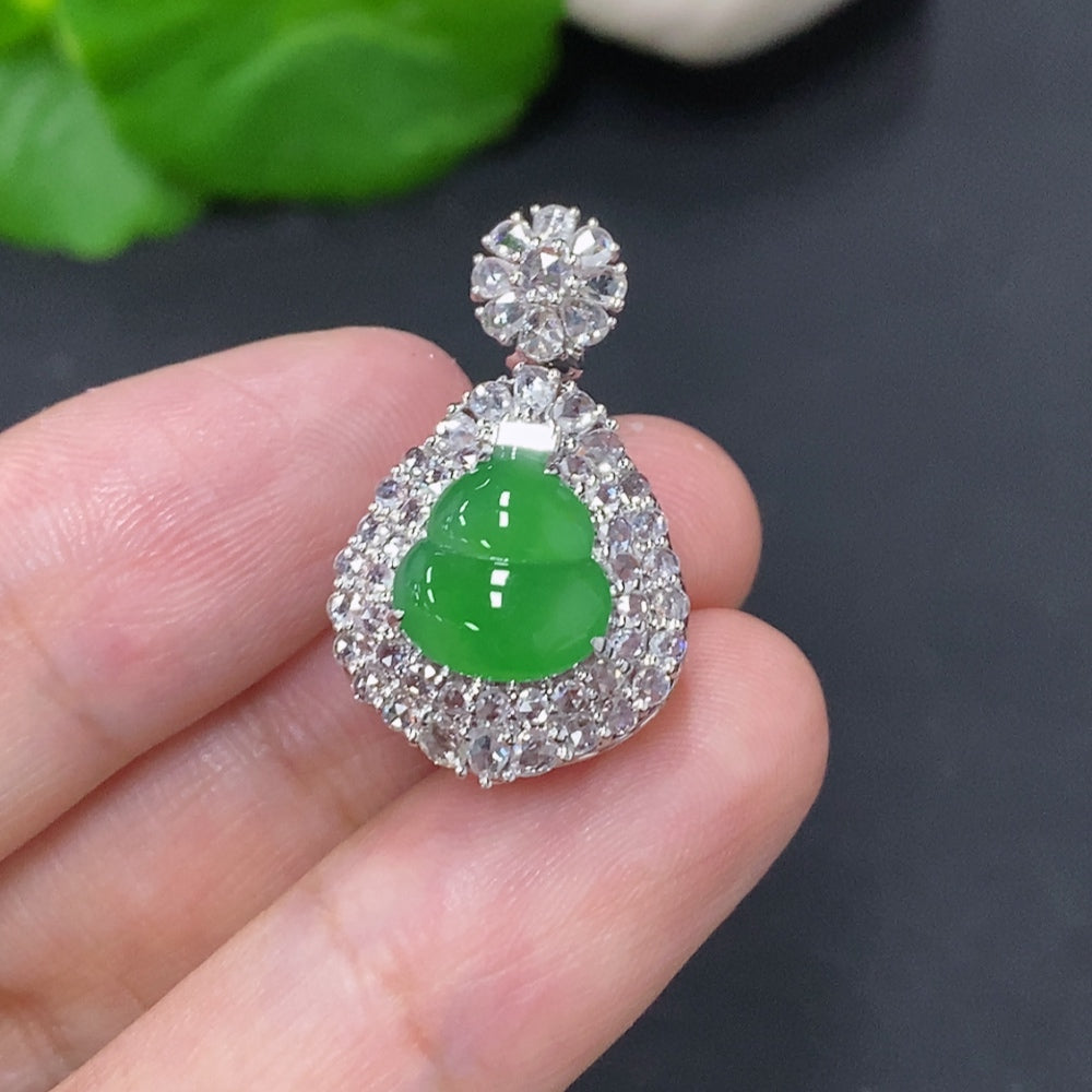 Jadeite Gourd Inlaid Pendant 18K Gold (With Diamond Accents)