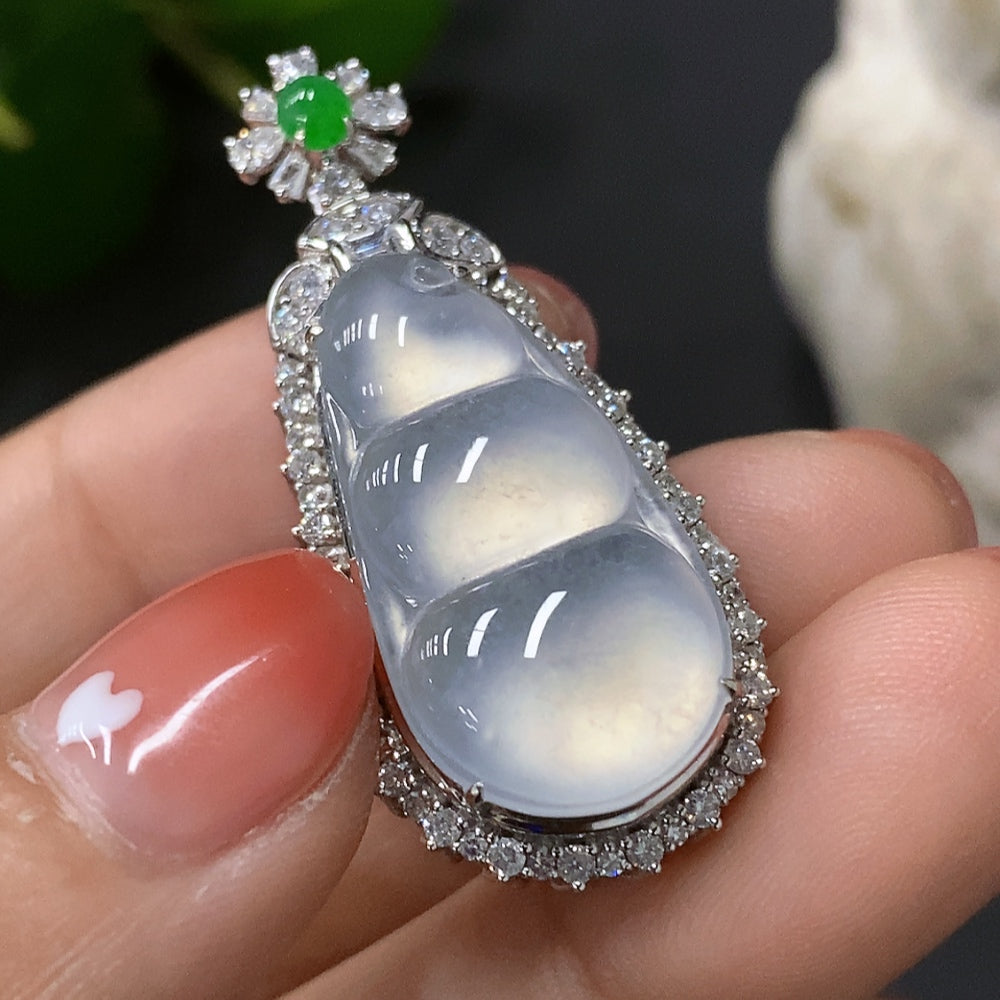 Emerald Bean Pendant with 18K Gold Setting, Total Weight Approximately 7.8g