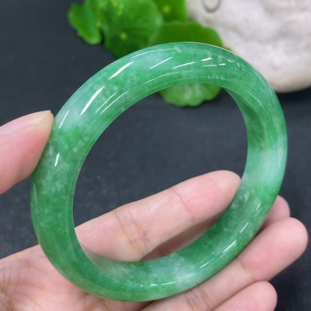 HKHQ jadeite round bangle, 56.5mm diameter, smooth green jade jewelry, weighing approximately 56.9 grams.