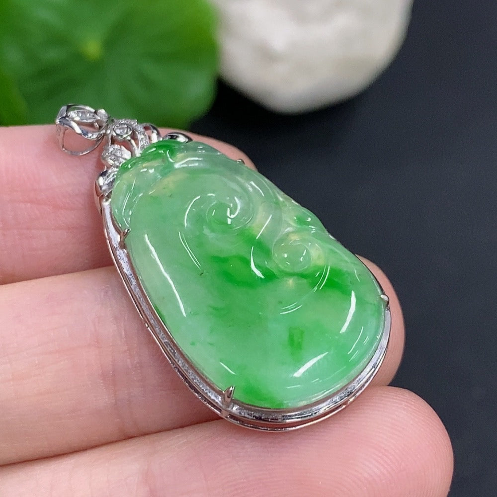 Jadeite Ruyi pendant with 18K gold and diamond accents, crafted by HKHQ, weighing approximately 3.9 grams.