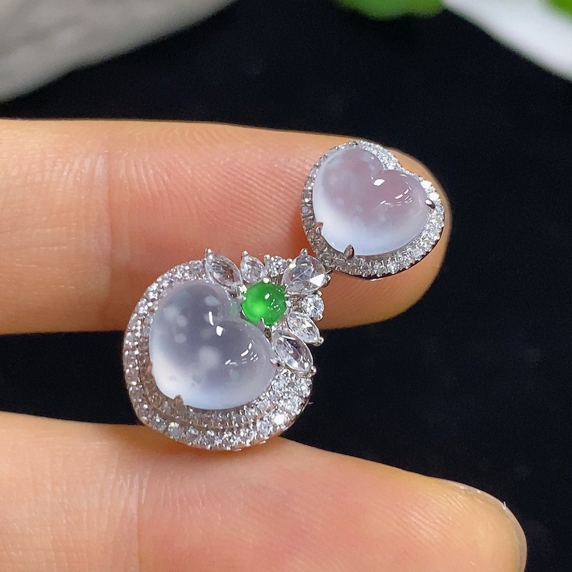 Jadeite heart-shaped pendant with 18K gold and diamond accents, weight approx. 2.87g, elegant jewelry piece by HKHQ.