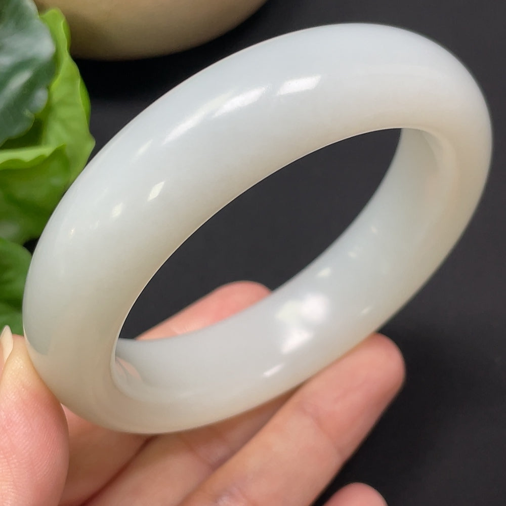 HKHQ Hetian Jade round bangle, size 60.8, weighs 104.26g, showcasing smooth, polished jade bracelet with natural green hues.