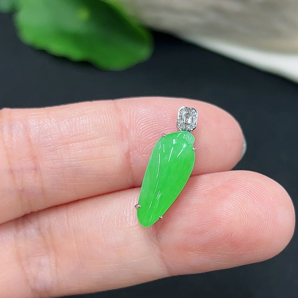 Jadeite Pendant with 18K Gold Setting (with Diamond Accents)