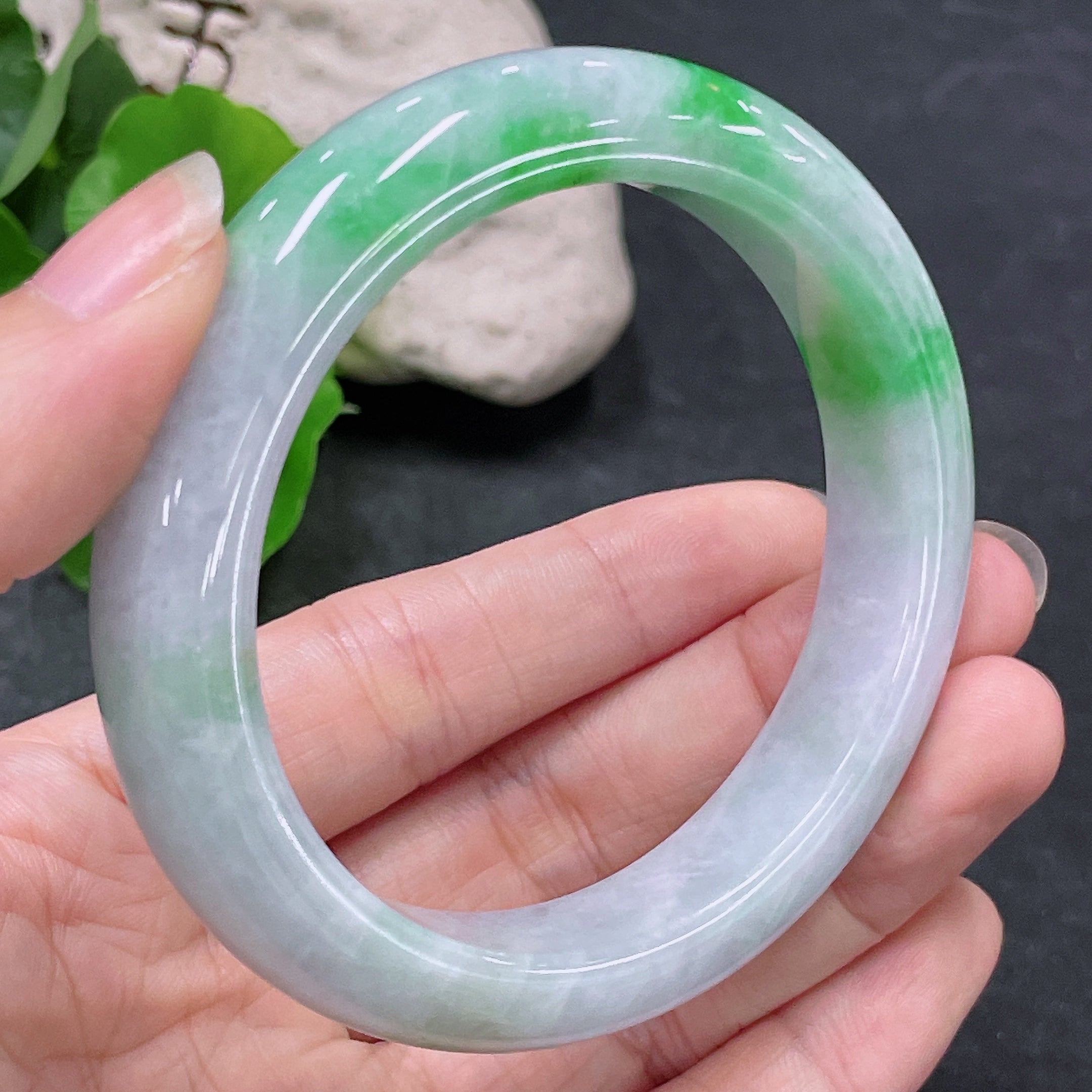 Huiliu certified jadeite round bangle showcasing smooth, polished green jade with a glossy finish.