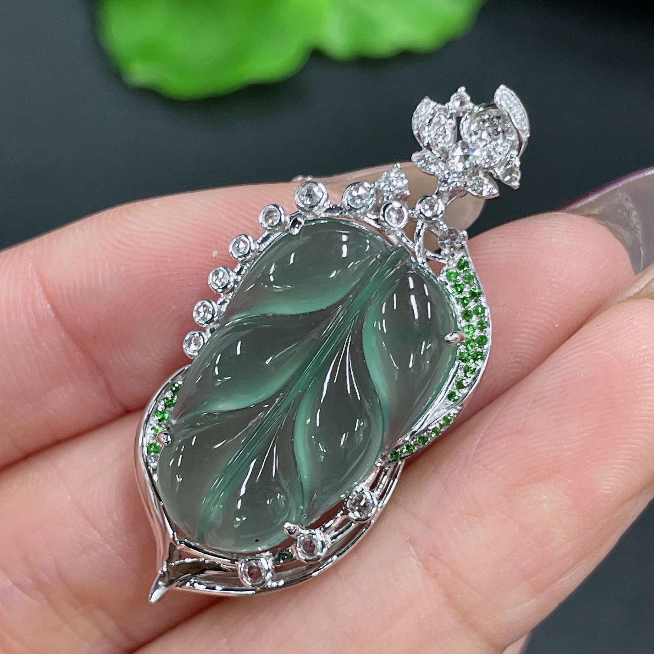 Jadeite Pendant Leaf 18k Gold Inlaid with Diamond Colorless Total Weight Approx. 6.7g