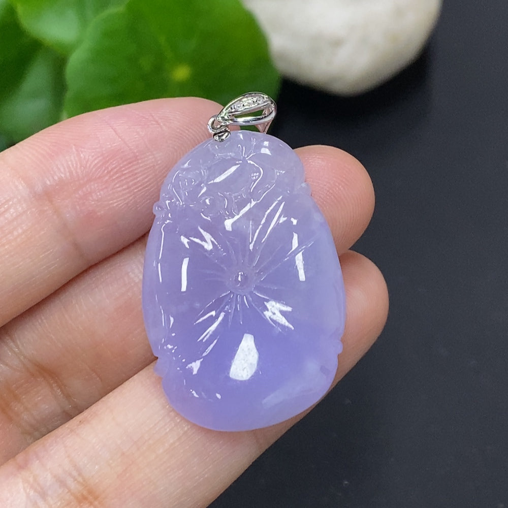 HKHQ jadeite lotus leaf pendant featuring a gold Au75% content, smooth green jade with intricate leaf details.