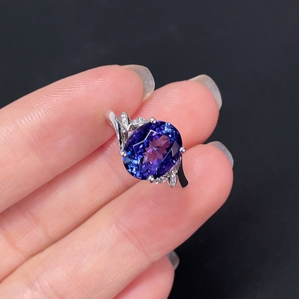 HKHQ tanzanite ring featuring a vibrant tanzanite gemstone set in 18K gold, showcasing elegant jewelry design.