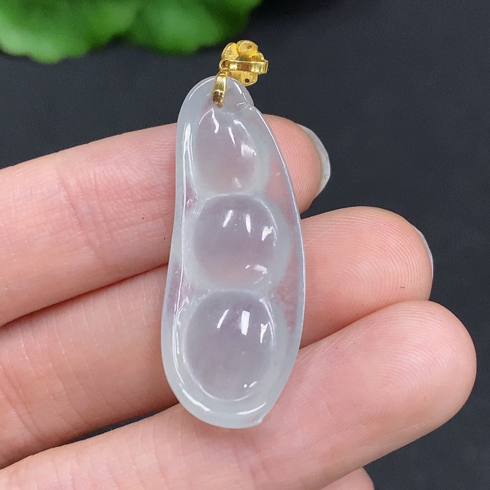 Jadeite lucky bean pendant with 18K gold clasp and diamond accents, crafted by HUILIU HQ, weighs approximately 5g.