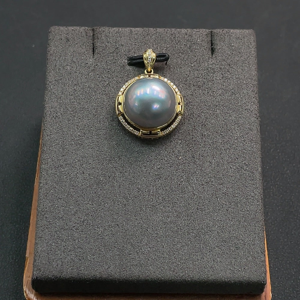 Composite Seawater Pearl Pendant in 18K Gold, Card Size Approx. 14.4mm, Total Weight About 4.11g, Color Origin Undetermined