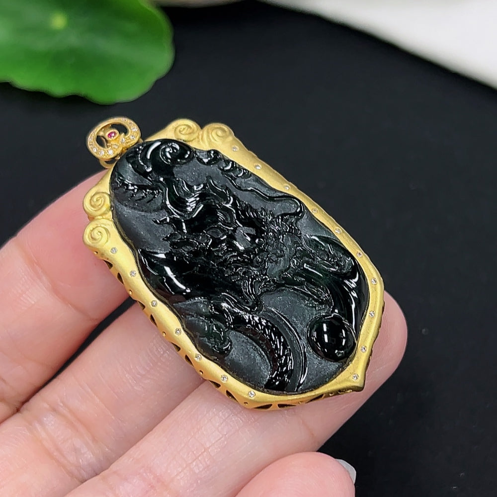 Jadeite Dragon Pendant with 18K Gold (Set with Colorless Diamonds)