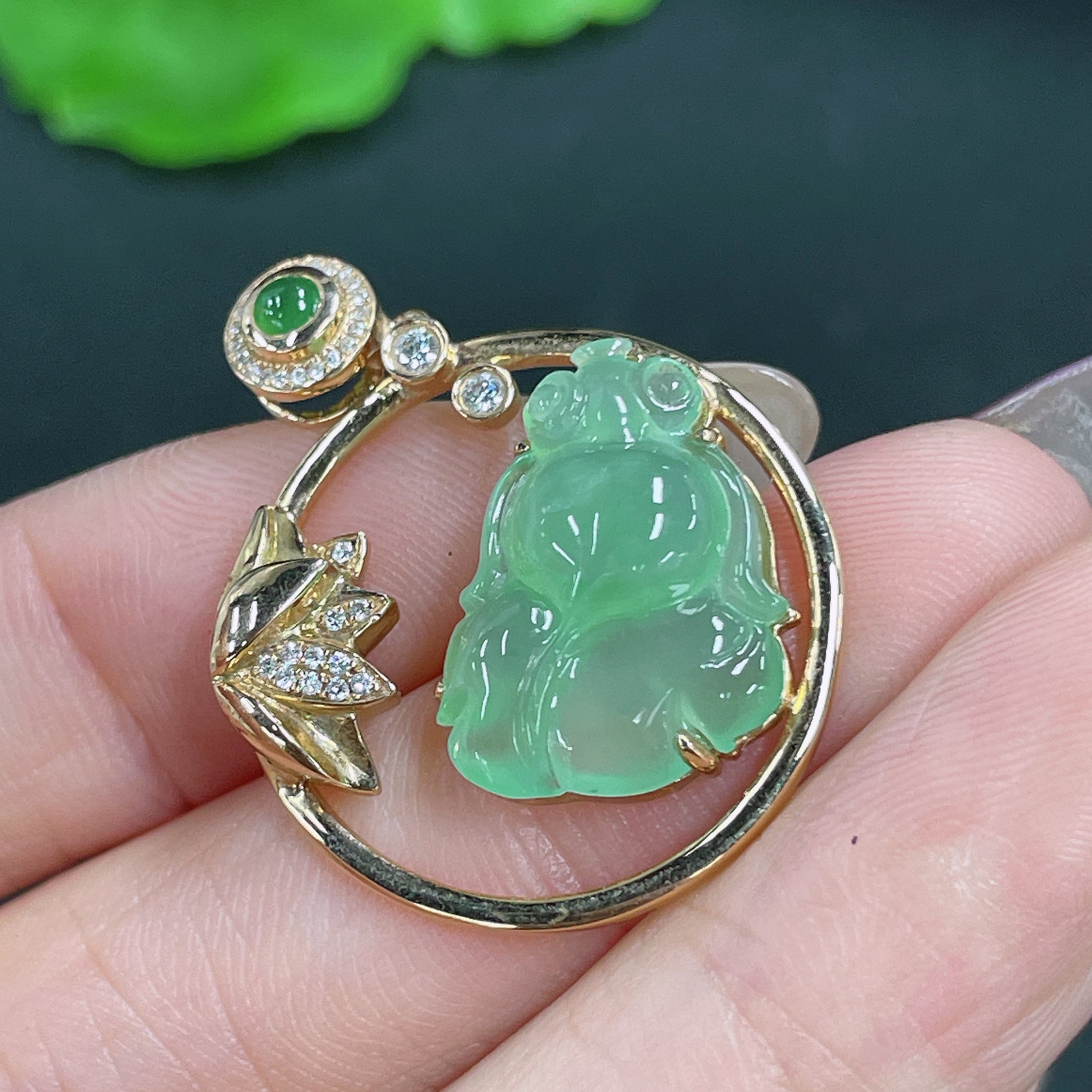 Jadeite Pendant 18k Gold Inlaid with Diamonds Total Weight Approximately 5.65g