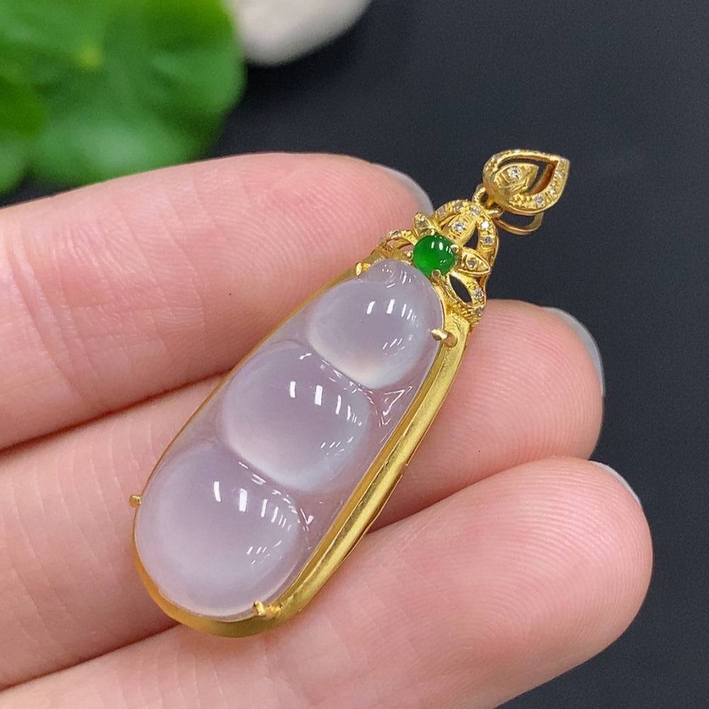 Jadeite bean inlay pendant with diamond accents, crafted by HUILIU HQ, featuring 18k gold setting and a total weight of 3.6g.