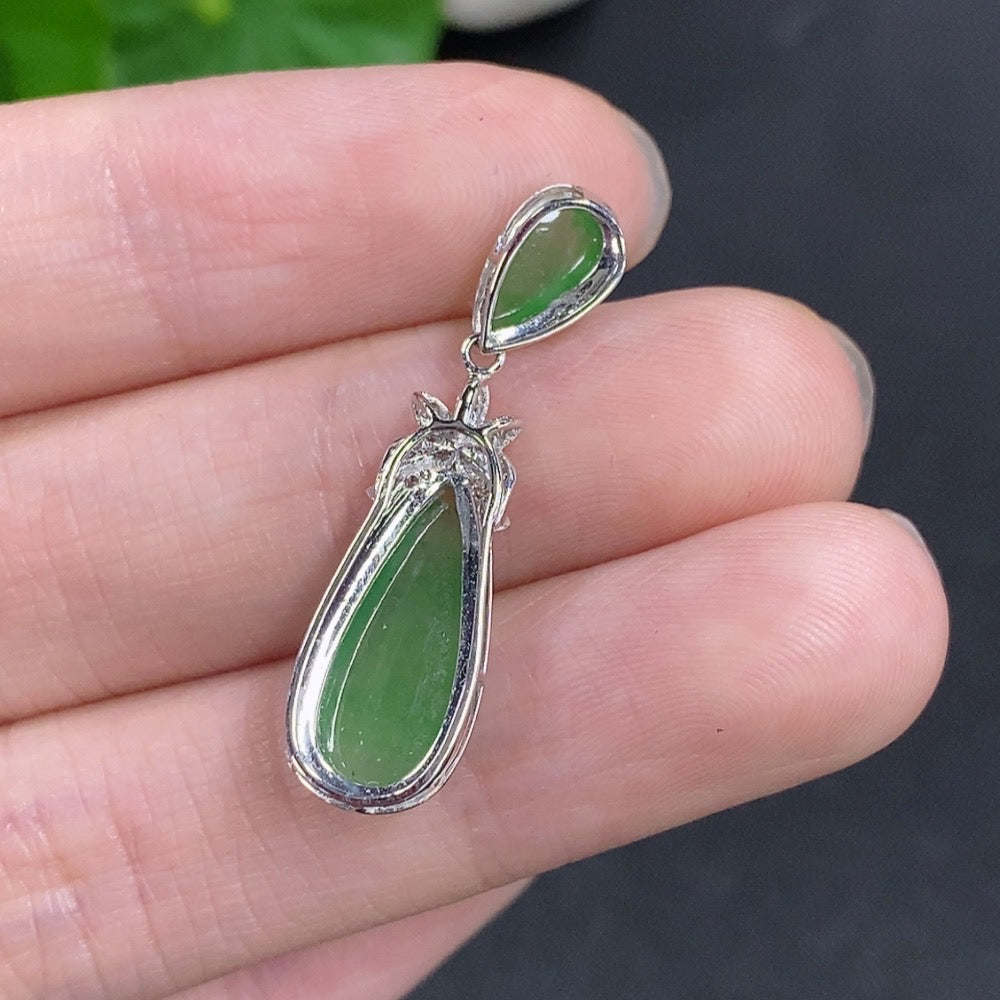 Jadeite teardrop-shaped pendant with 18k gold mounting, total weight approximately 1.6g, accented with diamonds