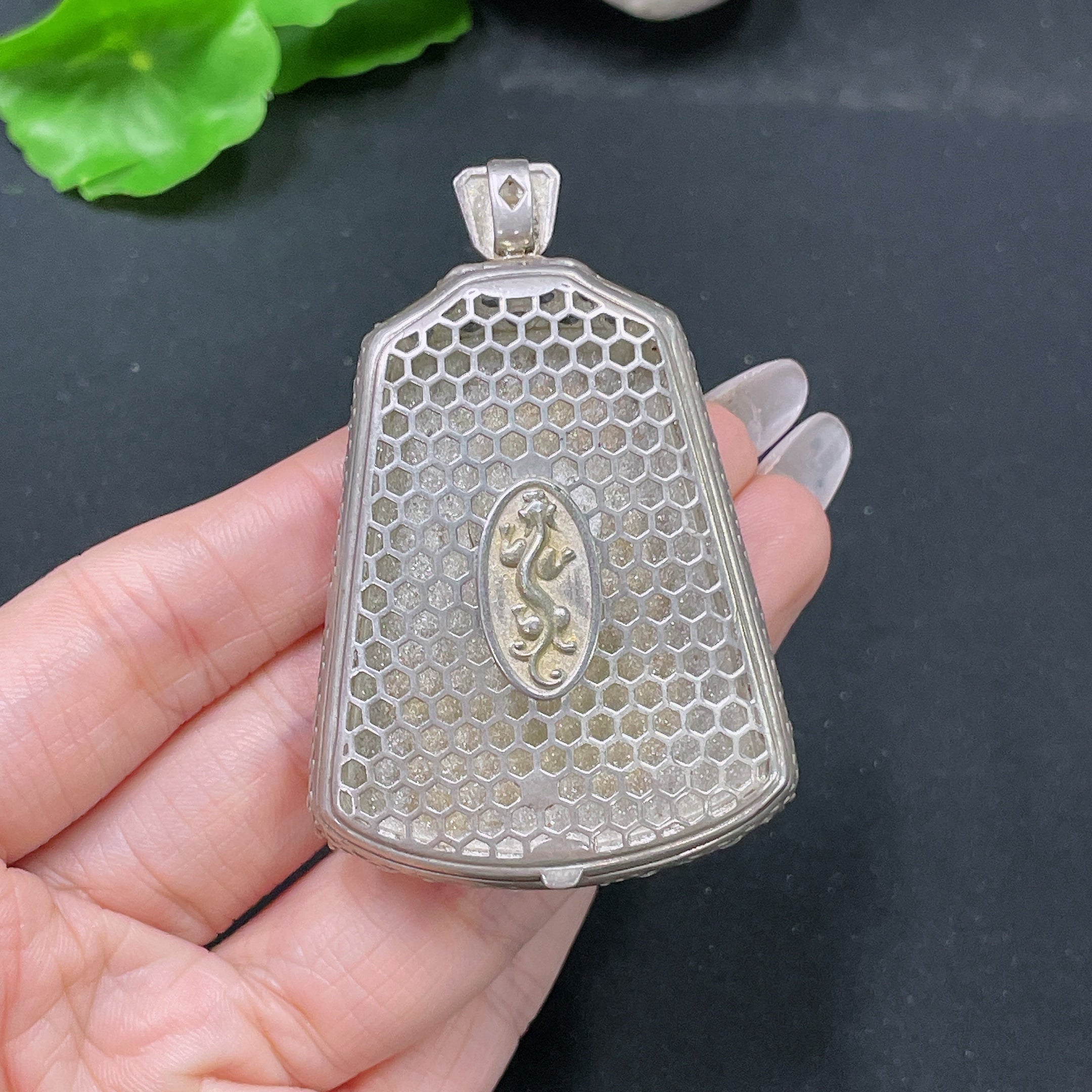 HUILIU HQ jadeite pendant featuring a dragon plaque, non-gold, weighing approximately 26.55g, with intricate carved jade details.