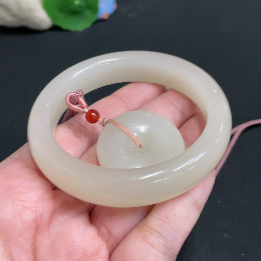Hetian jade pendant and circle bracelet from HUILIU HQ, featuring smooth jade stones and elegant jewelry design.