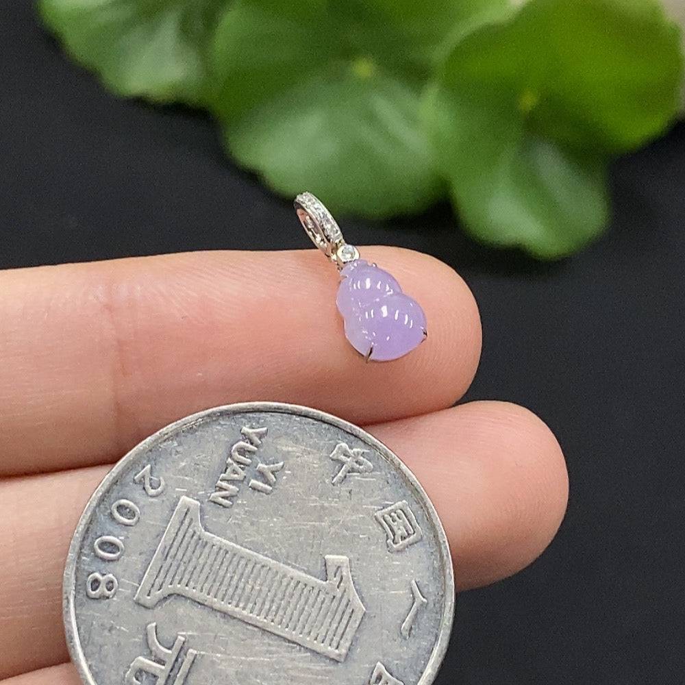 Jadeite gourd pendant set by HUILIU HQ with 18K gold and diamond accents, featuring a polished jade pendant on a delicate gold chain