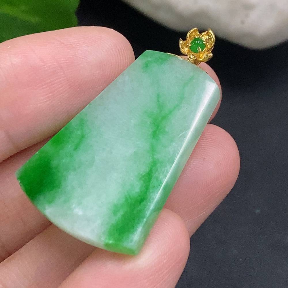 Jadeite pendant with 18K gold clasp, smooth plain design, weighs approximately 6.6g, crafted by HUILIU HQ.